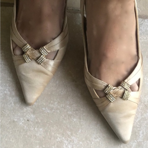 A. MARINELLI Special Effects Cream Gold Satin Kitten Heel Pump 8.5 EUC - Picture 3 of 14
